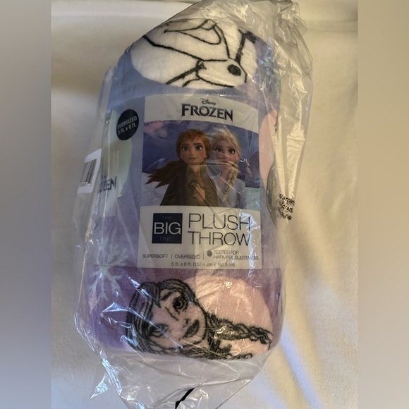 Kohl's | Bedding | Nwt The Big One Throw Frozen Kohls Print Plush Throw ...